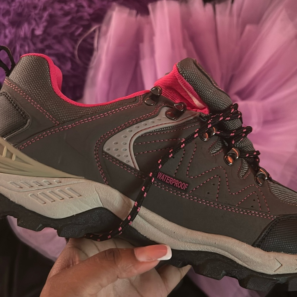 Don’t know the name or the brand , size is us womens 11 and these are snow shoes